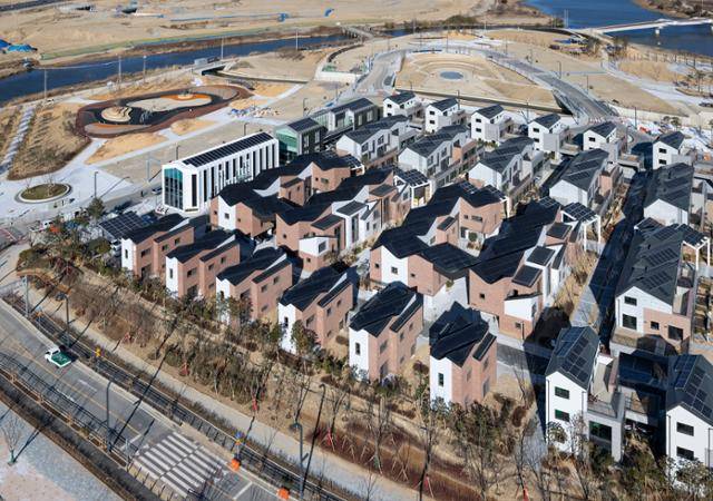 국내 최초 제로에너지 1등급 단지인 부산 에코델타 스마트 빌리지 전경. 남궁선 건축사진작가 제공