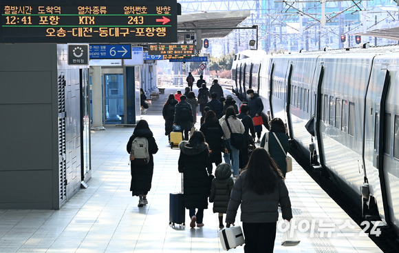 설 연휴를 하루 앞둔 20일 오전 서울 용산구 서울역 승강장에서 귀성객들이 열차를 타기 위해 이동하고 있다. [사진=김성진 기자]