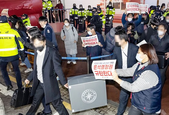 국가정보원이 18일 오후 서울 중구 전국민주노동조합총연맹(민주노총) 서울 사무실 압수수색을 마친 후 압수물이 든 상자를 들고 나가고 있다. 연합뉴스