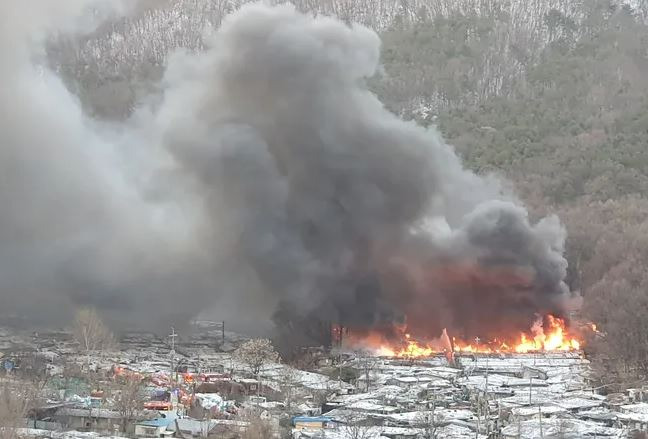 Firefighters try to control a large fire that broke out in Zone 4 of Guryong Village in Gaepo-dong, Gangnam-gu, Seoul on the morning of January 20. They evacuated 450-500 residents that morning. Yonhap News