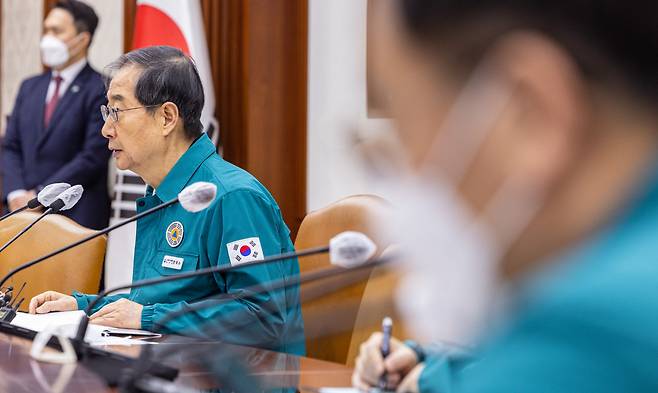 Prime Minister Han Duk-soo speaks at a government meeting of COVID-19 response on Friday. (Yonhap)