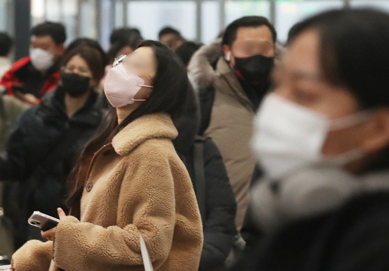 Pedestrians wear masks at Seoul Station on Friday, when the government announced that the indoor mask mandate would mostly be lifted on Jan. 30, except on public transportation and in medical facilities. [NEWS1]