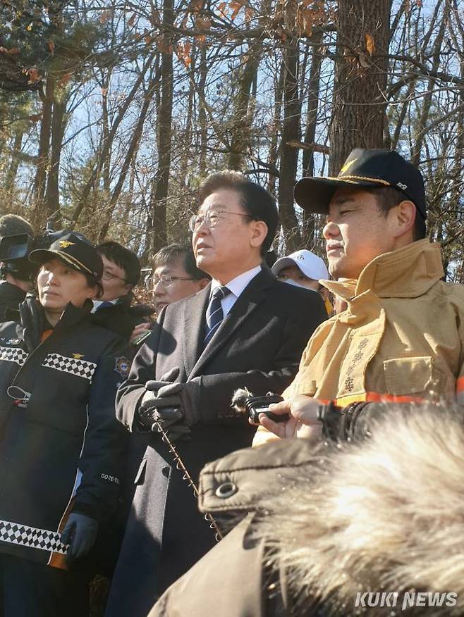 20일 구룡마을 화재현장을 찾아 둘러보는 이재명 대표와 민주당 지도부 모습.   사진=윤상호 기자