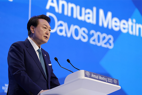 The president’s comments in Davos at the World Economic Forum about nuclear energy are seen as being a sales move for Korean nuclear power plants. [Photo by Yonhap]