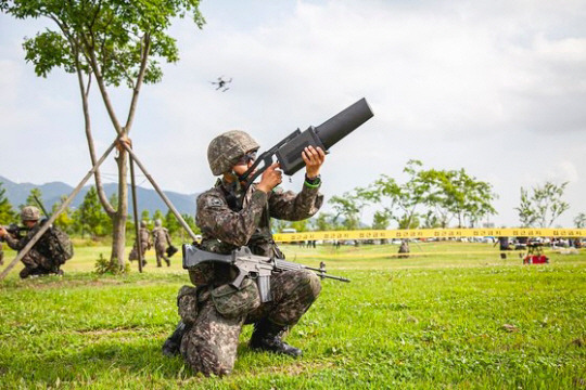 육군이 불법 드론을 전파교란으로 떨어뜨리는 ‘재밍건(Jamming Gun)’으로 제압해 강제 착륙시키는 훈련을 벌이고 있다. 연합뉴스