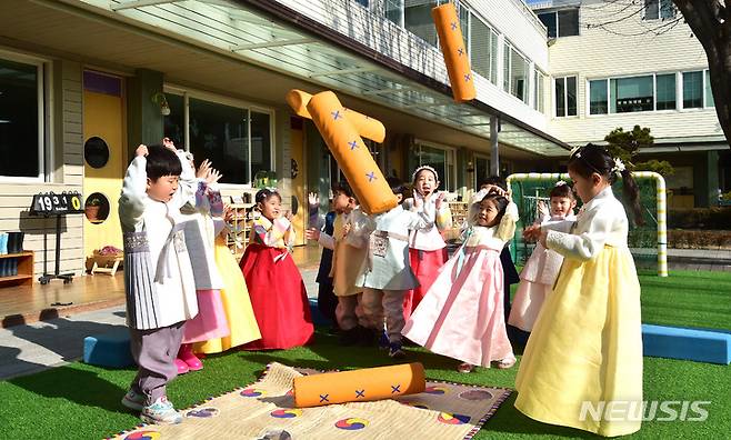 [대구=뉴시스] 이무열 기자 = 설 연휴를 앞둔 19일 오전 대구 북구 대원유치원에서 열린 '설 명절 체험행사'에서 원생들이 윷놀이를 하고 있다. 2023.01.19. lmy@newsis.com