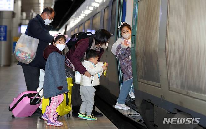 [서울=뉴시스] 추상철 기자 = 설 명절 연휴를 하루 앞둔 20일 오전 서울 용산구 서울역에서 가족단위의 귀성객이 고향가는 열차에 탑승하고 있다. 2023.01.20. scchoo@newsis.com