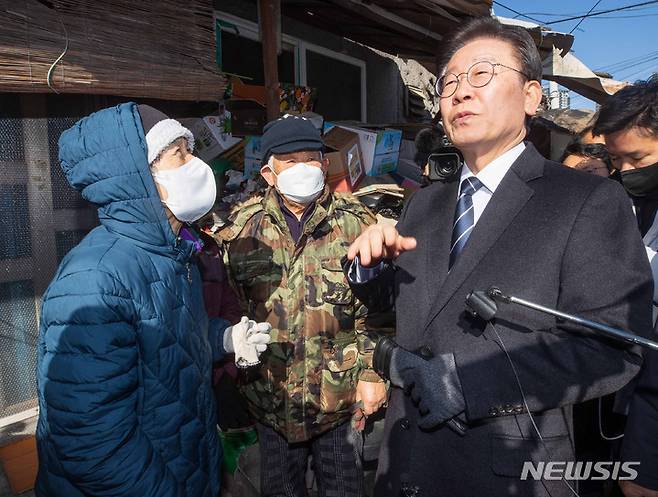 [서울=뉴시스] 추상철 기자 = 이재명 더불어민주당 대표가 20일 오후 화재가 발생한 서울 강남구 구룡마을을 찾아 주민을 위로하고 있다. (공동취재사진) 2023.01.20. photo@newsis.com