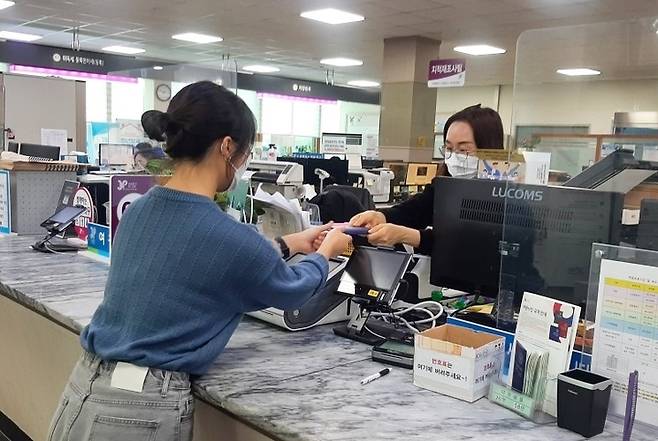 [증평=뉴시스] 민원실 여권 발급. (사진=증평군 제공) photo@newsis.com *재판매 및 DB 금지