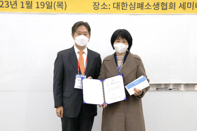 이봉숙(오른쪽) 한림성심대 BLS교육센터장이 대한심폐소생협회로부터 이사장상을 수상했다. 한림성심대 제공