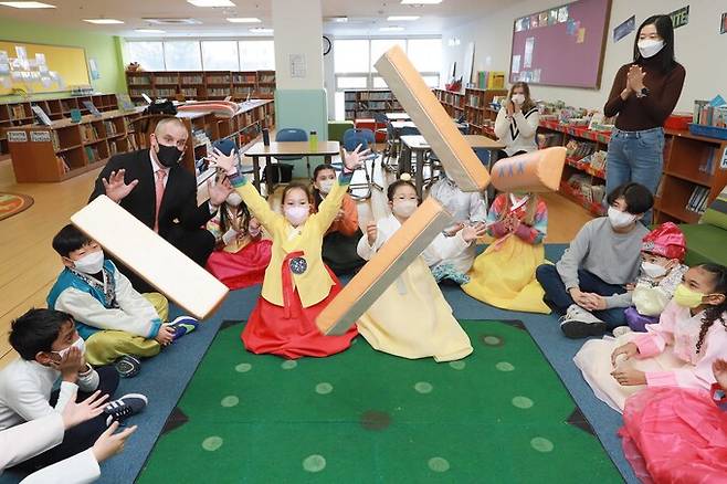 19일 오전 울산 동구 현대외국인학교에서 ‘설맞이 한국 문화 체험 행사’가 열렸다. 학생들이 대형 윷을 던지며 즐거워 하고 있다. 현대중공업 제공