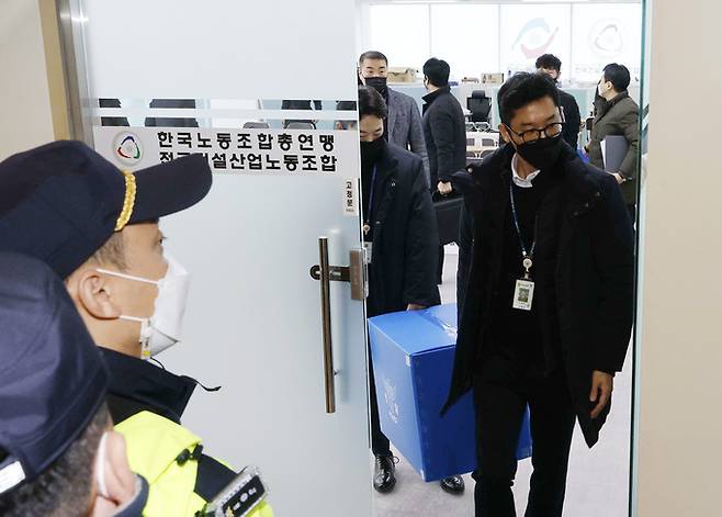 서울 금천구 한국노동조합총연맹 전국건설산업노동조합 서울경기지부에서 경찰 관계자들이 건설 현장 불법행위 관련 압수수색을 하고 있는 모습. 서울경찰청 강력범죄수사대는 이날 한국노총, 민주노총 8개 사무실과 자택 등 총 16곳에 대해 압수수색을 진행했다고 밝혔다. 뉴시스