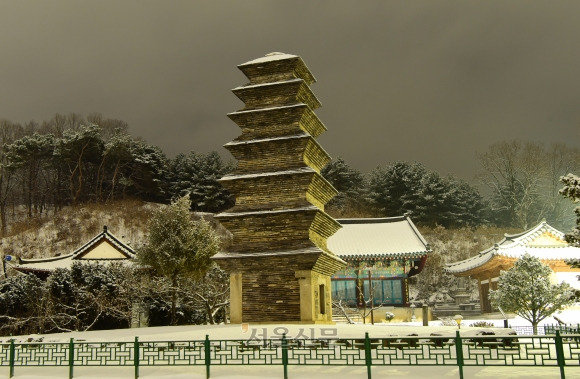 제천 시내에도 장락동 칠층모전석탑(사진), 모산동 솔밭공원의 모자상 등 볼거리가 많다.