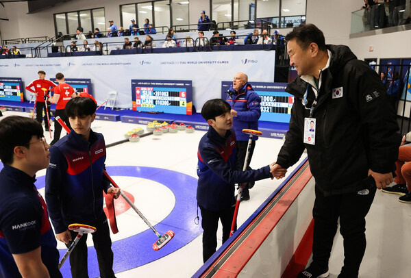 김영도 선수단장(동의과학대학교 총장)이 한국 여자 컬링팀을 격려하는 모습.(사진제공=대한체육회)