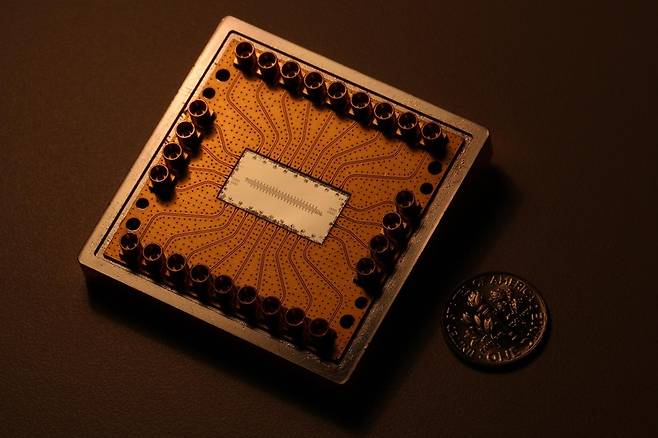 캘텍 오스카 페인터 교수·김은종 박사팀이 개발한 양자시뮬레이터와 10센트 동전 [캘텍 오스카 페인터 교수팀 제공. 재판매 및 DB 금지]