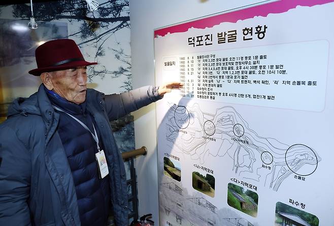덕포진전시관 내 전시물 설명하는 김기송씨 [촬영 윤태현]