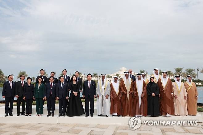 한-UAE 정상 국빈 오찬 기념촬영 (아부다비=연합뉴스) 임헌정 기자 = 아랍에미리트(UAE)를 국빈 방문 중인 윤석열 대통령과 김건희 여사가 15일(현지시간) 아부다비 대통령궁에서 열린 한-UAE 정상회담을 마친 후 무함마드 빈 자예드 알 나흐얀 UAE 대통령과 오찬에 앞서 기념촬영을 하고 있다. 2023.1.15 [대통령실 제공. 재판매 및 DB 금지] kane@yna.co.kr