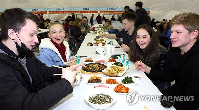 2020년 인제빙어축제 모습 [인제군 제공·연합뉴스 자료사진]