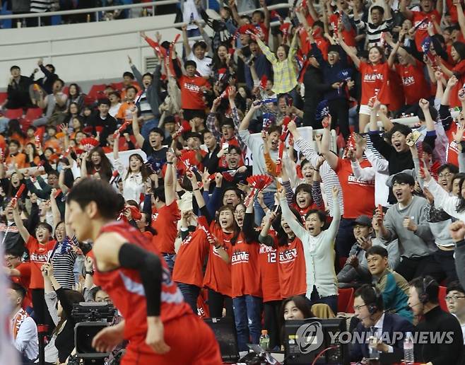 양동근 결승 3점포에 열광하는 팬들 2019년 4월 13일 오후 울산 동천체육관에서 열린 2018-2019 SKT 5GX 프로농구 챔피언결정전 1차전 울산 현대모비스와 인천 전자랜드의 경기. 현대모비스 양동근이 결승 3점 슛을 넣자 홈 팬들이 환호하고 있다. [연합뉴스 자료사진]