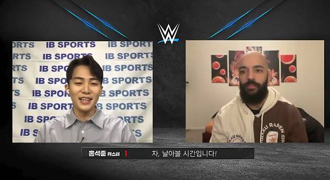 ‘WWE 슈퍼스타’ 리코셰(오른쪽)가 IB스포츠 홍석준 아나운서와 온라인 화상 인터뷰를 갖고 있다. 사진=IB스포츠 화면 캡처