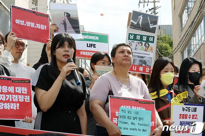 5일 서울 용산구 주한 이란대사관 앞에서 열린 이란 히잡 의문사 관련 시위를 지지하는 한국 시민사회단체 기자회견에 참석한 이란여성 아이샤가 발언을 하고 있다. 2022.10.5/뉴스1 ⓒ News1 박세연 기자