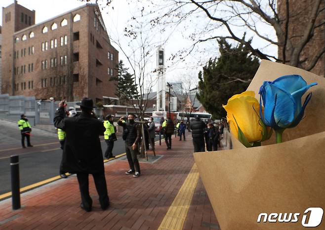 러시아의 우크라이나 침공에 반대하는 시민들이 28일 오후 서울 중구 러시아대사관 앞에서 러시아를 규탄하는 1인 시위를 하고 있다. 2022.2.28/뉴스1 ⓒ News1 신웅수 기자