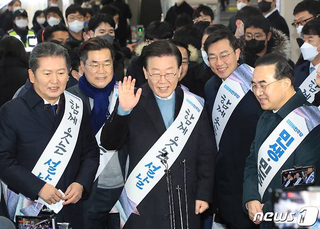 이재명 더불어민주당 대표와 박홍근 원내대표를 비롯한 지도부가 설 연휴를 앞둔 20일 서울 용산역 KTX승강장에서 귀성객들에게 인사를 하고 있다. (공동취재) 2023.1.20/뉴스1 ⓒ News1 유승관 기자