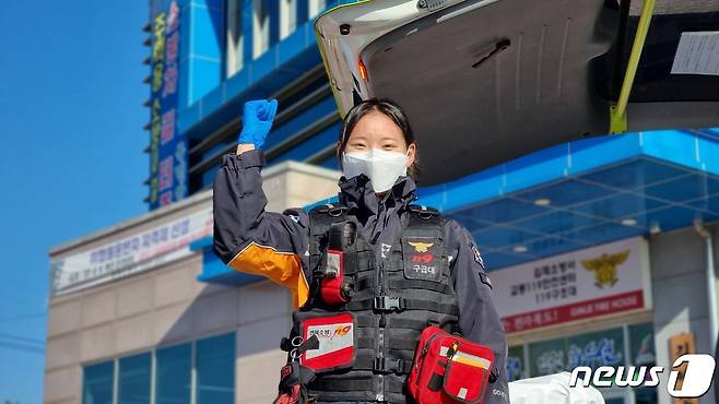 설 연휴 첫날인 21일 전북 김제소방서 앞에서 백다현 소방사(26)가 힘찬 파이팅을 외치고 있다.2023.1.21/뉴스1 이지선기자