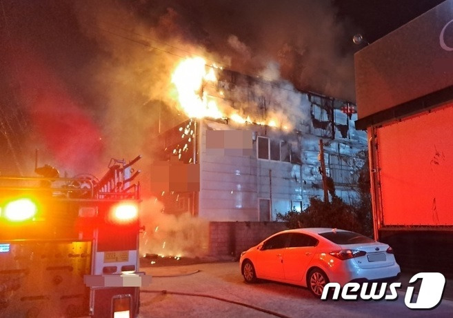 21일 오후 8시 53분께 전북 김제시 백구면 가구단지의 한 건물에서 불이 났다.(전북소방본부 제공)2023.1.21/뉴스1