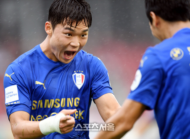 수원 삼성 오현규가 3일 성남 탄천종합운동장에서 열린 K리그1 파이널B 성남FC와 경기에서 골을 넣은 후 환호하고 있다. 2022. 10. 3.성남 | 최승섭기자 thunder@sportsseoul.com