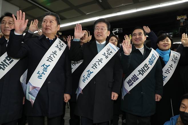 이재명 더불어민주당 대표와 박홍근 원내대표를 비롯한 지도부가 설 연휴를 앞둔 20일 서울 용산역 KTX승강장에서 귀성객들에게 인사를 하고 있다. /뉴스1