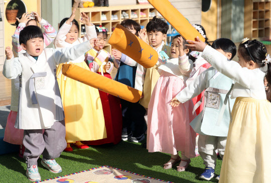 설연휴를 이틀 앞둔 19일 대구시 북구 대원유치원에서 어린이들이 윷놀이 체험을 하고 있다. 연합뉴스