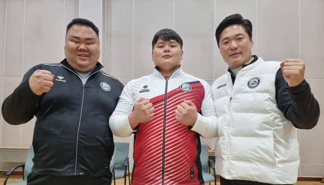 37년 만에 대학생 천하장사의 등장을 알린 김민재(가운데)가 영암군민속씨름단에 입단해 김기태(오른쪽) 감독과 윤정수 코치와 포즈를 취하고 있다. 영암=김지섭 기자