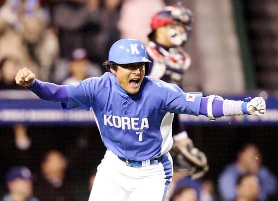 2006 WBC 2라운드 일본전에서 2타점 적시타를 치고 주먹을 불끈 쥔 이종범.