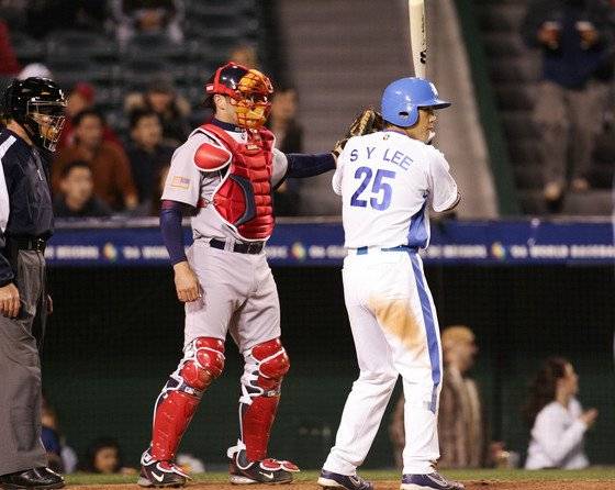 2006 WBC 2라운드에서 이승엽을 고의사구로 내보내는 미국 배터리.