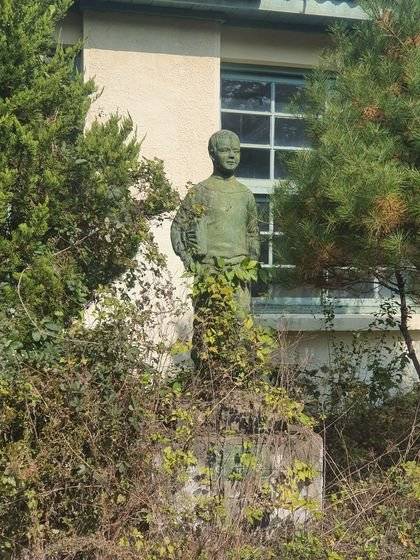 지난 30년 동안 전국에서 4000곳에 가까운 학교가 문을 닫았다. 사진은 25년 전 폐교한 전북 진안군 주천면 구봉초 부지에 있는 녹슨 이승복 동상. 김태윤 기자.