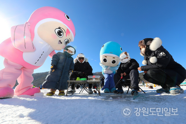 ▲ 인제빙어축제 캐릭터 스노온과 스노아, 그리고 빙어낚시