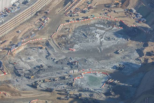 [서울=뉴시스] 권창회 기자 = 국토교통부는 주택시장 경착륙과 미분양 확산을 막기 위해 중도금 대출 규제와 특별공급 등 청약 관련 규제를 해제하기로 했다. 현재 분양가 12억원 이하만 가능한 중도금 대출 보증을 모든 분양주택으로 확대할 방침이다. 사진은 4일 서울 송파구 롯데월드타워 서울스카이 전망대에서 바라본 잠실 진주아파트 재건축공사 모습. 2023.01.04.