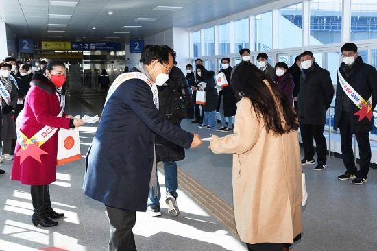 박남서 영주시장등이  설 연휴 첫날을 맞아 영주역에서 귀성객들에게 영주시 관광 홍보를 하고 있다.(영주시 제공)