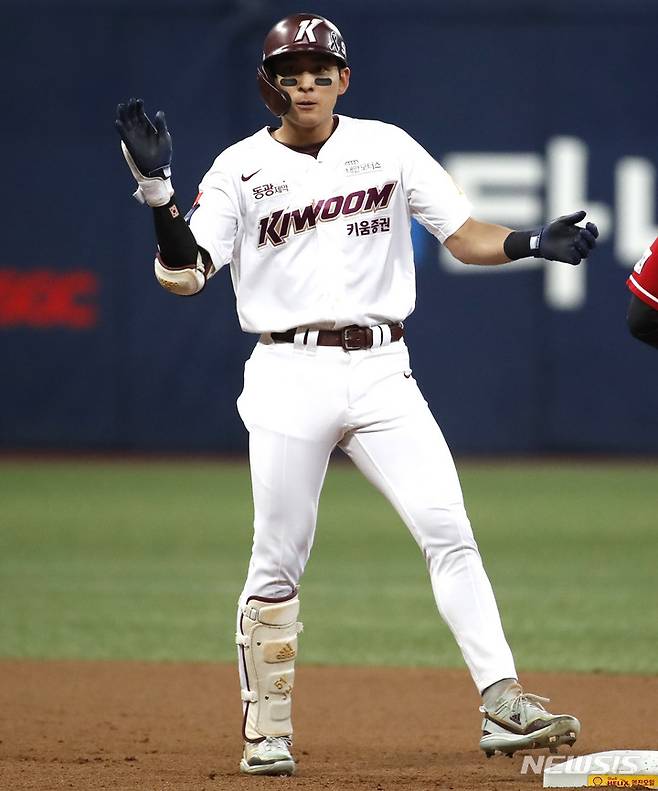 [서울=뉴시스] 정병혁 기자 = 4일 오후 서울 구로구 고척스카이돔에서 열린 2022 KBO 한국시리즈 3차전 SSG 랜더스와 키움히어로즈의 경기, 8회말 무사 주자 없는 상황 키움 이정후가 2루타를 친 뒤 기뻐하고 있다. 2022.11.04. jhope@newsis.com