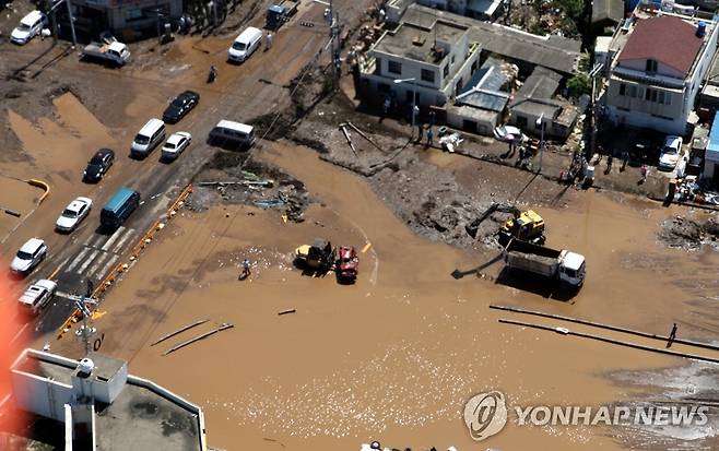 2007년 태풍 나리 내습 후 진흙탕 도로 복구작업 [연합뉴스 자료사진]