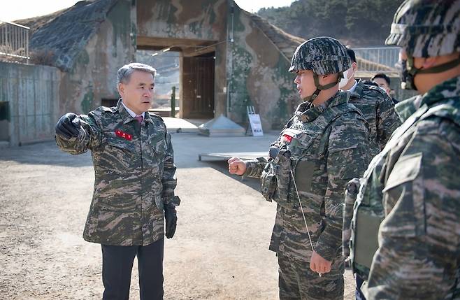 국방장관, 연평부대 현장지도…北도발에 단호·강력응징 강조    (서울=연합뉴스) 이종섭 국방부 장관이 설을 앞두고 21일 연평도에 있는 해병대 연평부대와 해군 전탐감시대를 찾아 경계작전 현장을 점검하고 장병들을 격려했다고 국방부가 밝혔다. 이 장관이 연평도 연평부대 포7중대에서 화력운용태세를 보고받고 작전 지도를 하고 있다. [국방부 제공. 재판매 및 DB 금지]