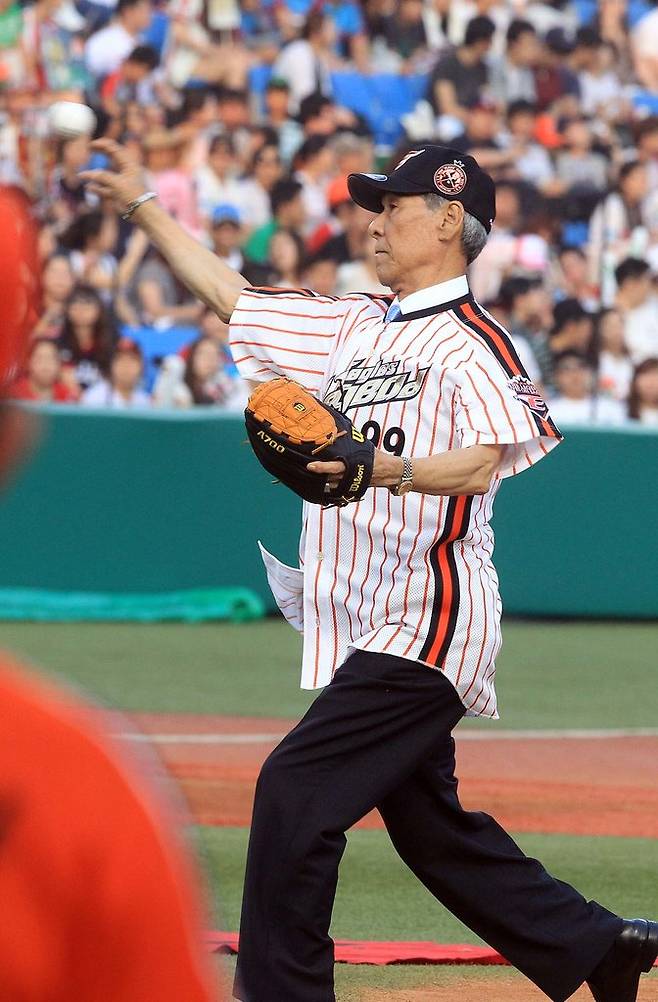 시구하는 김영덕 전 감독 (대전=연합뉴스) 양영석 기자 = 김영덕 전 빙그레 이글스 감독이 21일 대전 한밭야구장에서 열린 2012프로야구 올스타전 마운드에 올라 시구하고 있다.2012.7.21 youngs@yna.co.kr