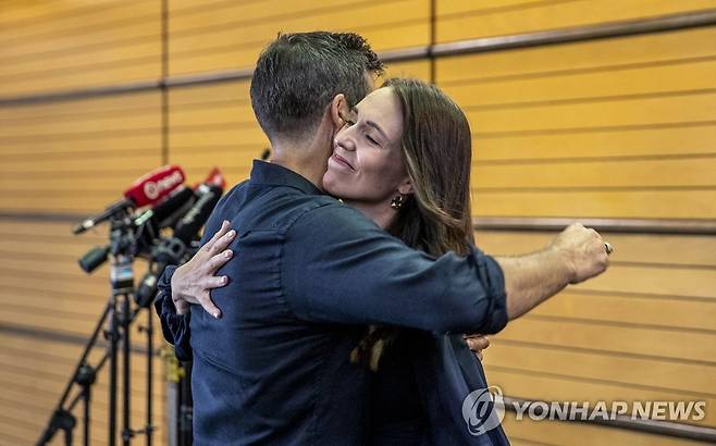 사의 표하고서 약혼자 포옹하는 아던 뉴질랜드 총리 (네이피어[뉴질랜드] AP=연합뉴스) 저신다 아던 뉴질랜드 총리(오른쪽)가 19일(현지시간) 뉴질랜드 네이피어에서 열린 기자회견에서 내달 사임을 발표하고 약혼자인 클라크 게이포드와 포옹하고 있다. 아던 총리는 눈물을 참으며 다음 달 7일까지 총리직을 맡을 것이라고 취재진에 말했다. 2023.01.19 jason3669@yna.co.kr