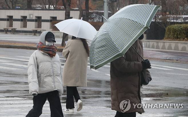 비 같은 눈 내리는 날 [연합뉴스 자료사진]