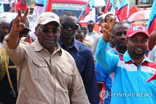 탄자니아 야당, 금지령 해제 후 첫 집회…7년 만 (음완자 AFP=연합뉴스) 탄자니아 제1야당 차데마 당의 프리먼 음보웨 대표가 21일(현지시간) 음완자 푸라히샤에서 7년 만에 열린 집회에서 승리의 'V'를 그리고 있다. 2023.1.21
photo@yna.co.kr
(끝)