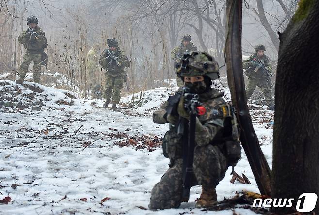 13일 경기 파주 무건리 훈련장에서 열린 아미타이거 시범여단 연합훈련에서 한미 장병들이 분소대 공격방어 훈련을 하고 있다. 2023.1.14/뉴스1 ⓒ News1 사진공동취재단