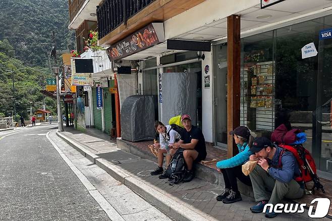 21일(현지시간) 페루 반정부 시위로 마추픽추 철도 서비스가 중단되자 관광객들이 기차역 밖에서 대기하고 있다. 2023.01.21/뉴스1 ⓒ AFP=뉴스1 ⓒ News1 김민수 기자