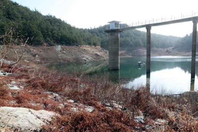 지난 8일 전남 완도군 금일읍 척치제가 가뭄 장기화로 저수율이 뚝 떨어져 있다. 전라남도 제공
