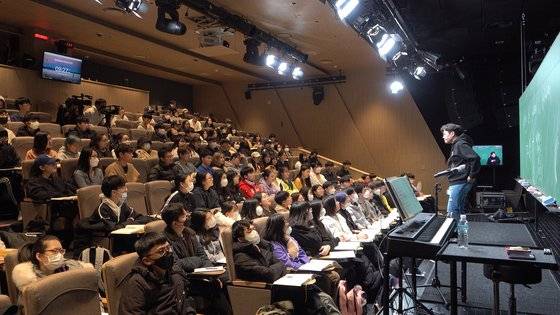 유명 인터넷강의 강사 정승제씨가 자신이 소유한 공연장에서 학생들에게 무료 강의를 진행하고 있다. 박승영 PD